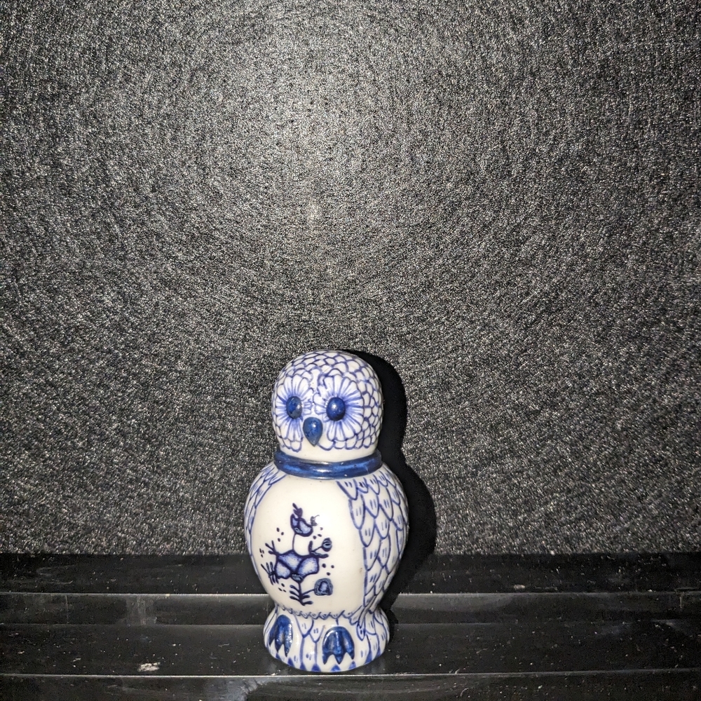 1988 Vintage Franklin Mint Porcelain Owl Figurine Blue Delft Style